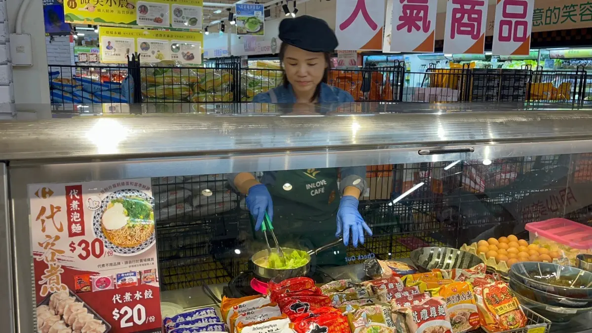 ▲家樂福推出全新代客料理服務，只要加30元即可吃現煮泡麵、20元現煮水餃。（圖／家樂福提供）