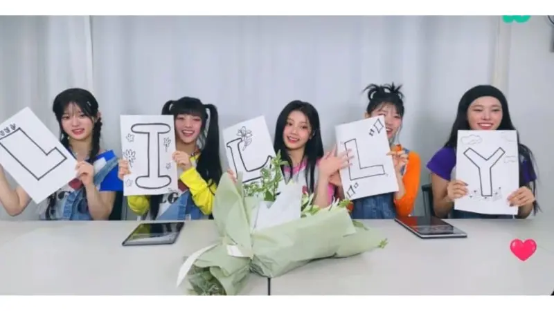 ▲韓國新人女團ILLIT在直播公布粉絲命名後，2度引發爭議。（圖／翻攝自Weverse直播）