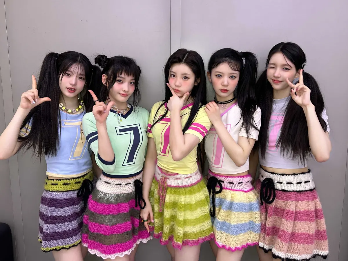 ▲ILLIT出道不到一個月再度引發爭議，未成年成員Iroha（左二）在拍攝短影音時，因針織裙透光讓不少人能夠看到大腿，讓不少粉絲看完影片表示：「這影片看起來令人驚嚇。」（圖／翻攝自ILLIT官方X）