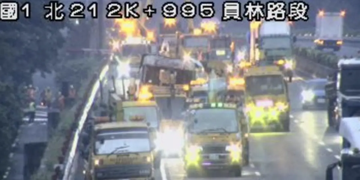 ▲今（24）日凌晨3時36分，國道1號北向213公里處，發生2輛轎車、2輛大貨車及1輛聯結車追撞事故。（圖／翻攝高公局）