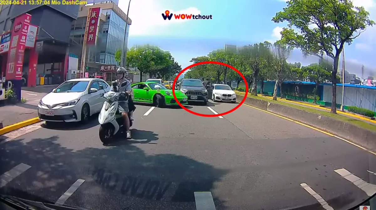 ▲一輛果綠色保時捷從北市內湖區舊宗路一段某汽車精品店離開時，因未禮讓行進中車輛，加上死線死角，與後方直行休旅車撞上。（圖／翻攝YT頻道WoWtchout - 地圖型行車影像分享平台）