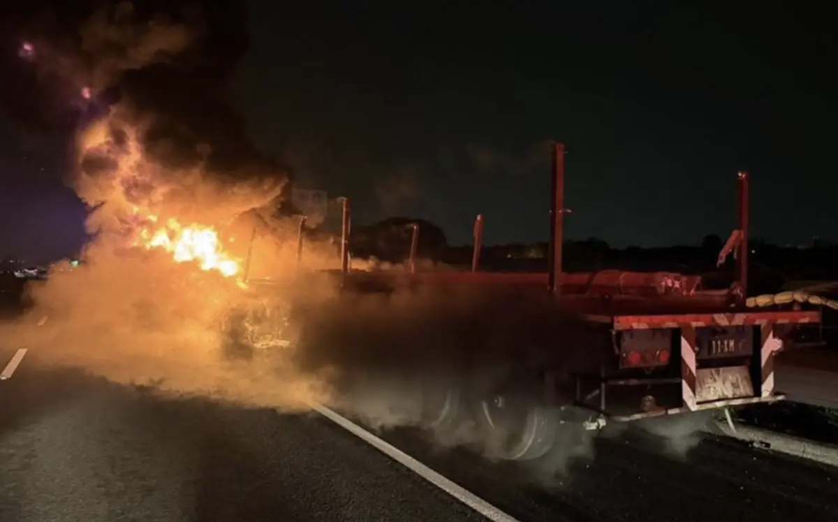 ▲國道1號北向213K員林路段發生5車連環車禍，其中3輛車起火，最終導致2名駕駛傷重不治。（圖／翻攝畫面）