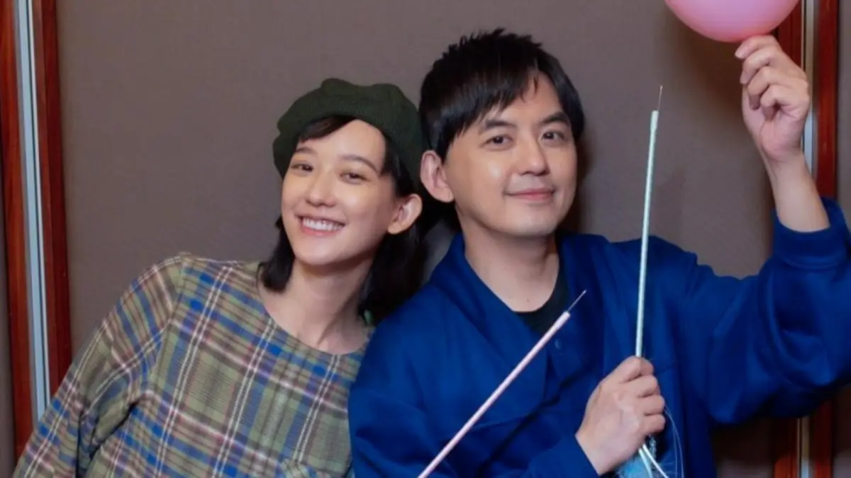 ▲黃子佼（如圖）日前被直擊穿著亮麗的粉色上衣，和老婆孟耿如帶著家人出遊，看起來發福不少，生活應該是過得不錯。（圖／翻攝自孟耿如IG）