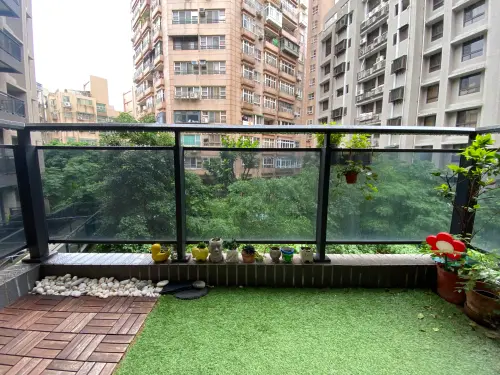 ▲大雨連下好幾天，陽台淹水怎麼辦？專家分享防水3對策因應，也建議把地板落水頭改換成高籠型的落水頭，可減少落葉異物掉落堵塞的機會。（圖／記者徐銘穗攝）