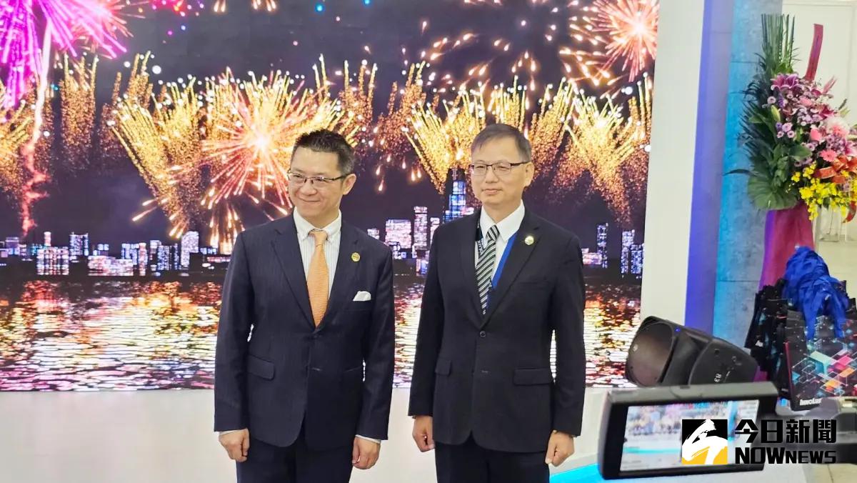 ▲群創大秀高端AM miniLED可撓式柔性顯示技術、無限拼接AM miniLED技術與深化AI軟硬體整合實力。圖左為董事長洪進揚與圖右為總經理楊柱祥。（圖／記者許家禎攝，2024.4.24）