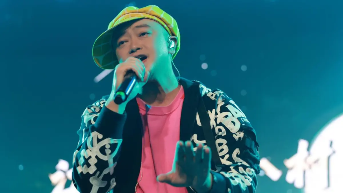 ▲彈頭潛水疑似違法摸鯨魚引發公憤，被醫師杜承哲隔空教訓，爆發一連串失控言論。（圖／翻攝自彈頭臉書）