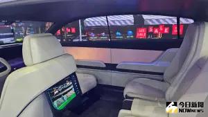 ▲友達Micro LED使用到座艙裡，尤其是用在車窗上與後座顯示上，展示了移動中所可能用到的顯示使用情境。（圖／記者許家禎攝，2024.4.24）
