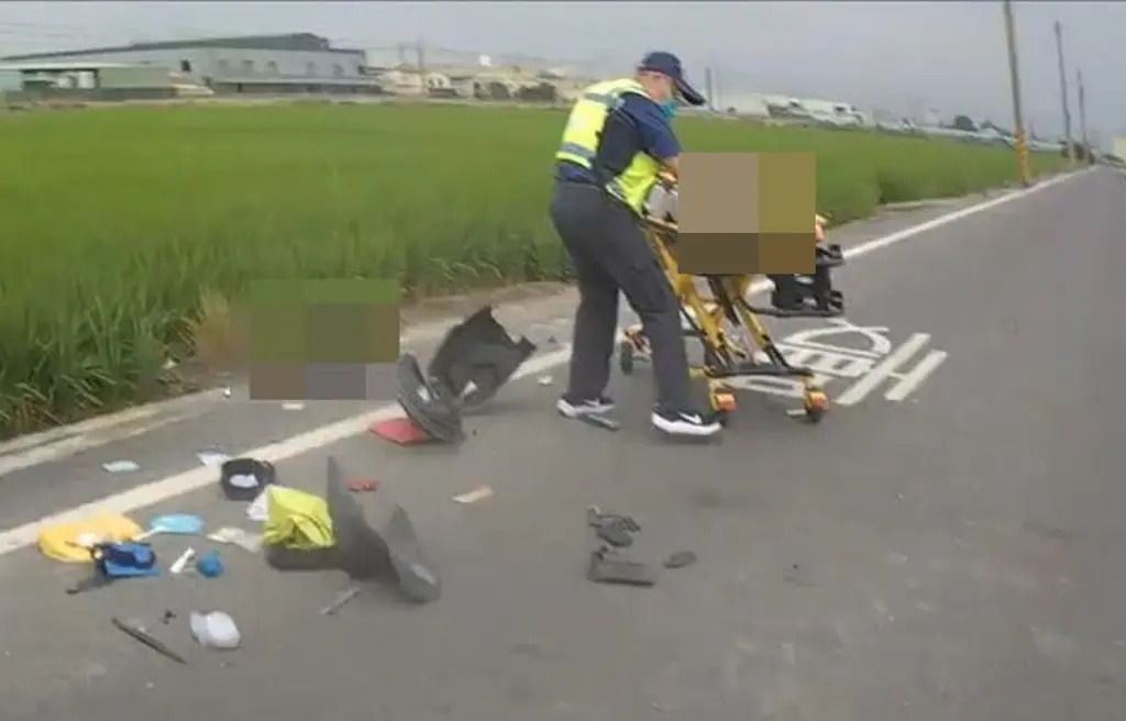 ▲警消趕抵後，第一時間協助傷者送醫。（圖／翻攝畫面）