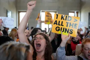 以暴制暴？美田納西州「允老師攜槍入校」以阻槍擊　抗議者批瘋狂
