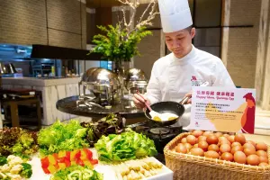 ▲台北萬豪酒店宣告即日起100%使用非籠飼雞蛋，包含飯店六間餐廳、宴會場域與員工餐廳。（圖／台北萬豪提供）