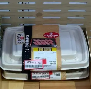 ▲香港網友認為，唐吉訶德（DON DON DONKI）紙盒壽司看不到食材新鮮度，降低購買意願。（圖／翻攝香港茶餐廳及美食關注組臉書）