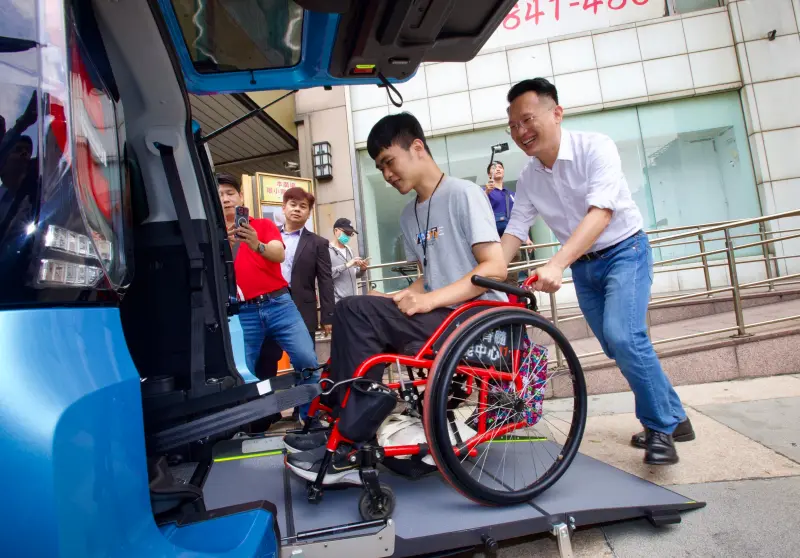 ▲桃園市副市長蘇俊賓親自為身障者服務，體驗操作「台灣無障礙汽車有限公司」的全新福祉車。（圖／品牌提供）