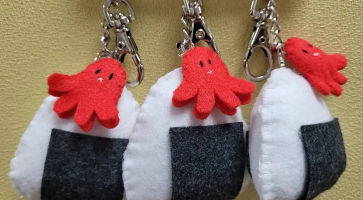 ▲學員們以不織布材料製作日式飯糰。（圖／移民署提供）