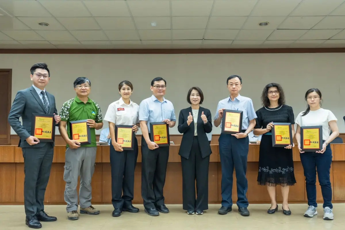 ▲縣長周春米公開表揚113年度7位模範公務人員，並頒給獎牌及獎金1萬元。（圖／屏東縣府提供）