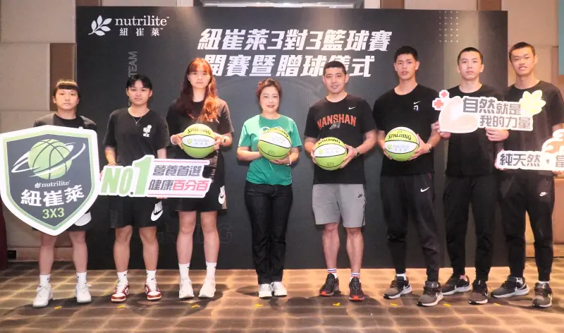 企業捐1500顆籃球給學校、福利機構　HBL衛冕軍南山高中代表受贈