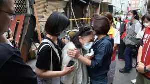 ▲康裕成率議員前往事故現場慰問受災戶、了解住戶迫切需求。(圖/高雄市議會提供) ▲康裕成率議員前往事故現場慰問受災戶、了解住戶迫切需求。(圖/高雄市議會提供)