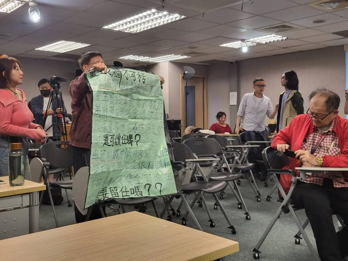 ▲男子突然闖進民進黨記者室，引發媒體注意。（圖／記者陳佩君攝，2023.04.24）