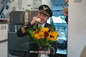 高空中的浪漫!機長用廣播向空姐女友求婚 兩人幸福擁吻真愛啟航