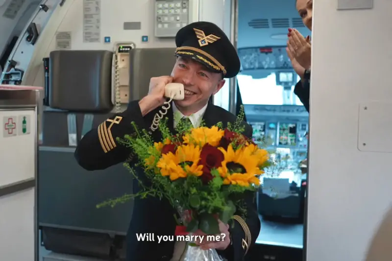 ▲波蘭航空（Polish Airlines）一位機長，日前在自己駕駛的從華沙（Warsaw）飛往克拉科夫（Krakow）的航班上，利用機上廣播向空姐女友求婚。（圖／翻攝自波蘭航空臉書）