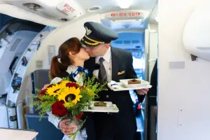 ▲波蘭航空（Polish Airlines）一位機長，日前在自己駕駛的從華沙（Warsaw）飛往克拉科夫（Krakow）的航班上，利用機上廣播向自己的空姐女友求婚，女友答應後兩人大方擁吻。（圖／翻攝自波蘭航空臉書）