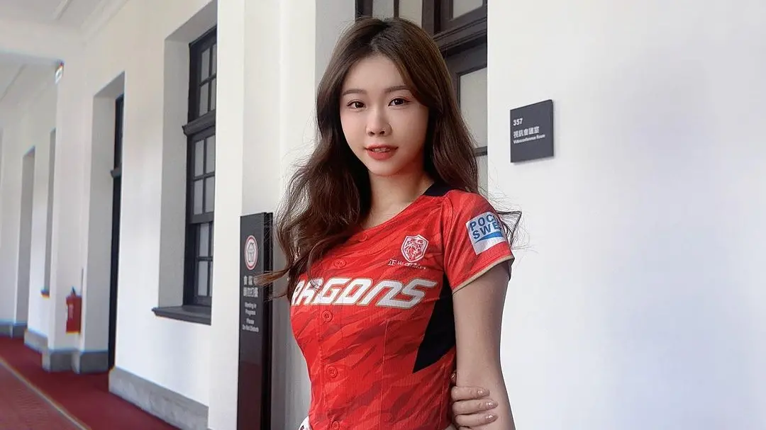 ▲小龍女賴可冒著風險，在深夜上傳電臀狂抖的寵粉影片，未料下一秒就碰到地震，媽媽醒來後馬上就打給她，讓她十分無奈。（圖／翻攝自賴可IG）