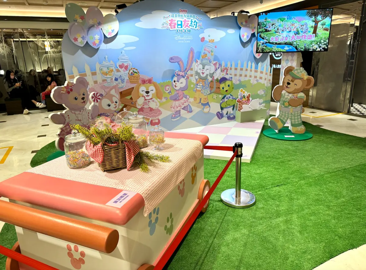 ▲遠東SOGO忠孝館，本次母親節與「迪士尼人氣IP達菲熊」合作，趁著母親節檔期打造超甜蜜打卡點，只要拍照打卡即送免費周邊。（圖／記者鍾怡婷攝）