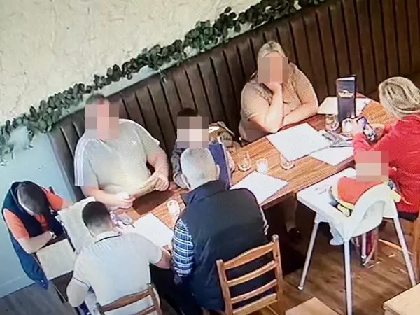 ▲英國一家餐廳日前遇到一家8口吃霸王餐，讓店家氣得報警並公布監視器畫面尋人。（圖／翻攝自店家臉書）