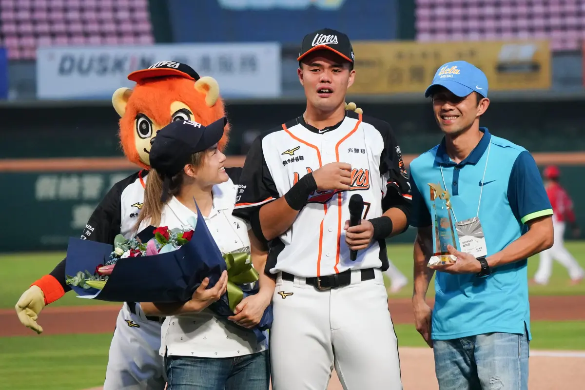 ▲統一獅邀「小獅王」新秀家人現身球場，何恆佑開心落淚，林詔恩、林佳緯也獲頒首勝及首轟紀錄的獎項。（圖／統一獅提供）