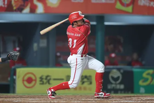 ▲味全龍「大師兄」林智勝在42歲又114天敲出三壘安打,改寫中職最年長敲出三壘安打的紀錄。(圖/味全龍提供) ▲味全龍「大師兄」林智勝在42歲又114天敲出三壘安打,改寫中職最年長敲出三壘安打的紀錄。(圖/味全龍提供)