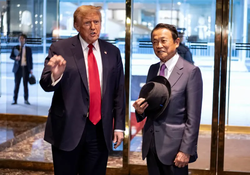 ▲日本前首相麻生太郎，23日在美國紐約的川普大樓，與美國前總統川普（Donald Trump）會面。（圖／美聯社／達志影像）