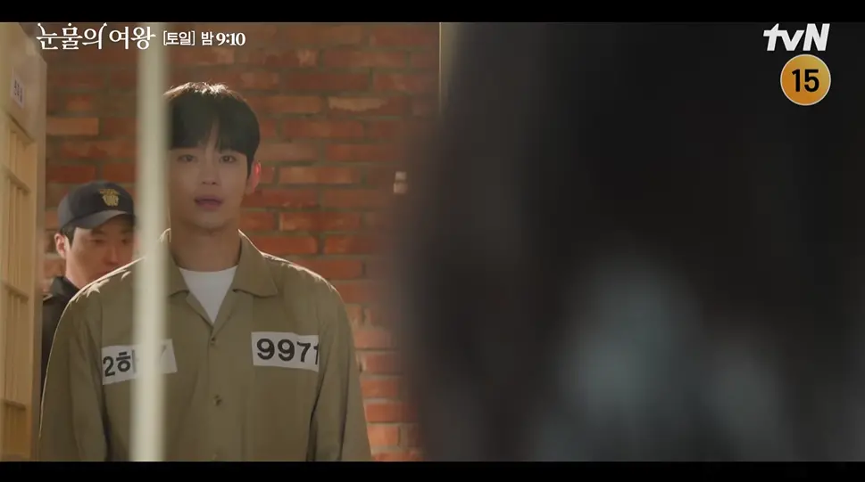 ▲《淚之女王》大結局片花曝光，失憶的金智媛探監金秀賢，劇迷又氣又難過。（圖／tvN drama臉書）