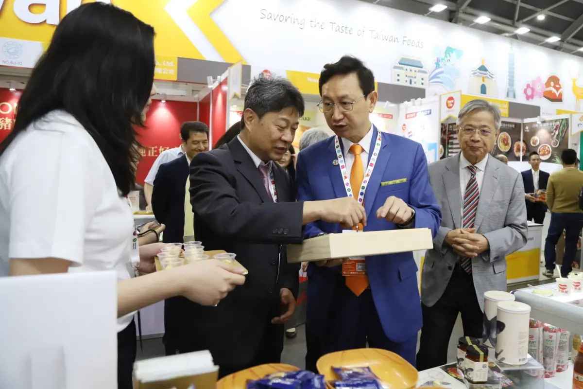 ▲2024新加坡國際食品展盛大展開，今年台灣館參展規模達史上最大，圖為台北辦事處駐新加坡大使童振源參觀攤位。（圖／翻攝自臉書）