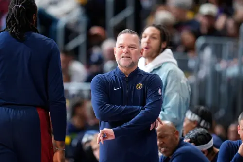 ▲金塊弄丟20分領先優勢遭媒體質疑,主帥Malone賽後竟爆粗口。(圖/美聯社/達志影像) ▲金塊弄丟20分領先優勢遭媒體質疑,主帥Malone賽後竟爆粗口。(圖/美聯社/達志影像)