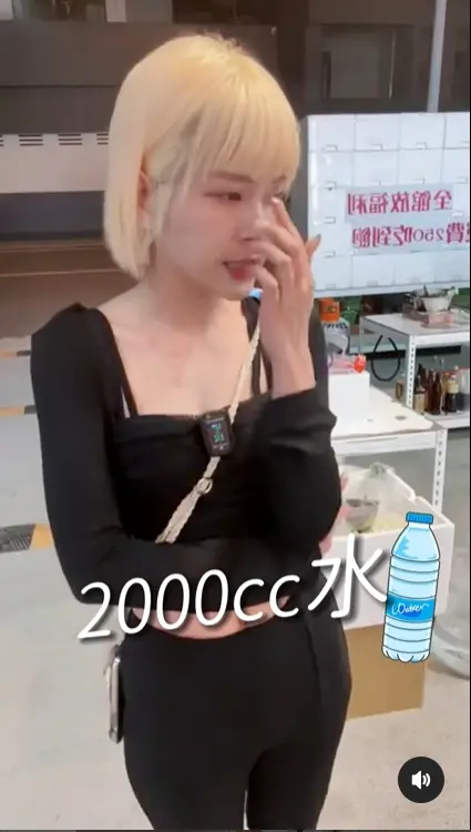 ▲丟丟妹減肥期間補充充足水量，一天要喝2000cc。（圖／李明珊IG）