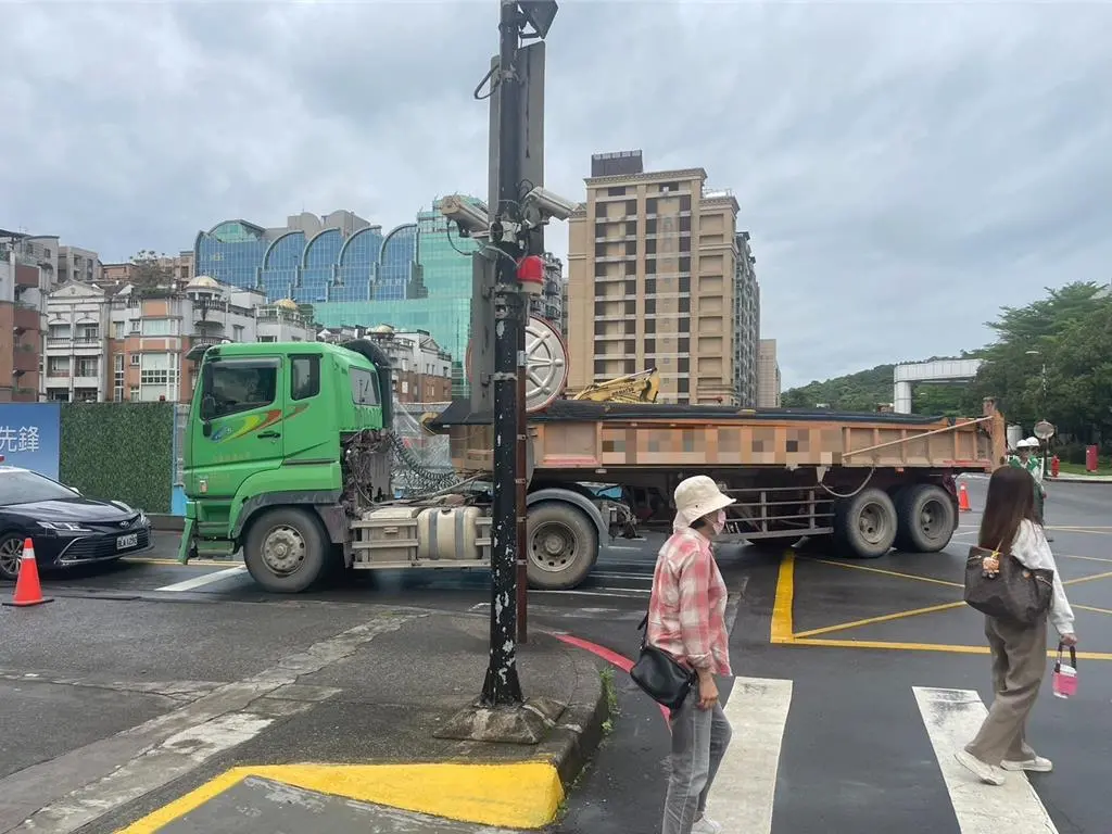 ▲台北市內湖三軍總醫院門診大樓前，今（25）日上午驚傳一起嚴重車禍，一名婦人行經馬路時遭砂石車撞上身亡。（圖／翻攝畫面）