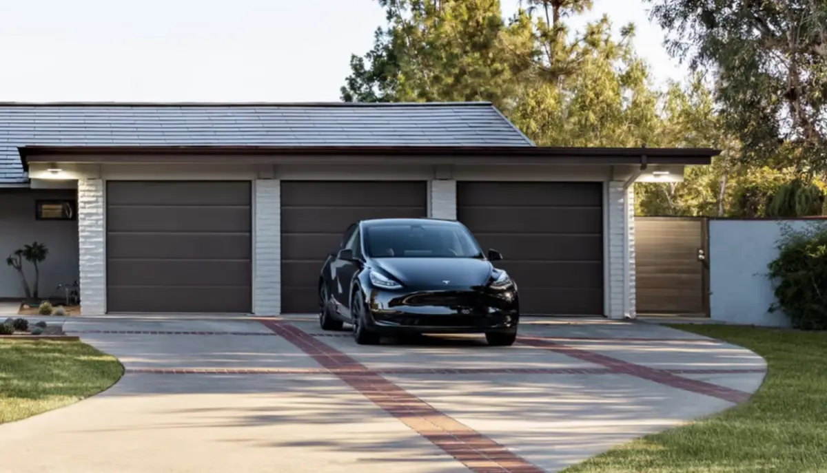 ▲馬斯克預告特斯拉明年將推出平價的「入門級」車款，分析師認為新車款售價約2萬5000美元，相當於新台幣75萬元。（圖／取自Tesla）