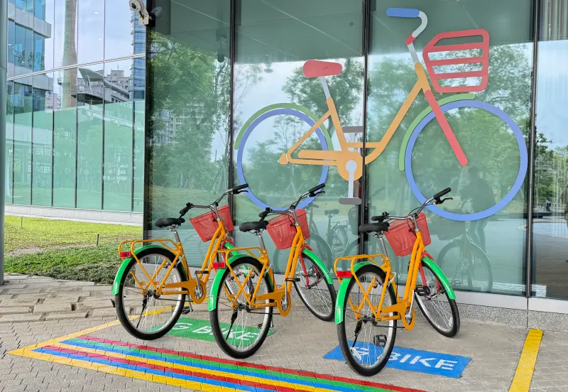 ▲Google今（25）日於台北遠東通訊園區Tpark啟用第二棟辦公室，門口有和Google總部相同的Google腳踏車，但目前為展示用。（圖／記者周淑萍攝）