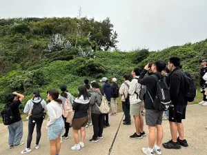 ▲游桂香老師講解馬祖在地的原生植物。（圖／馬祖國家風景區管理處提供）