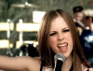 ▲艾薇兒（上圖）〈Complicated〉、邦喬飛〈It's My Life〉傳唱至今不退流行。（圖／Avril Lavigne、Bon Jovi YouTube）