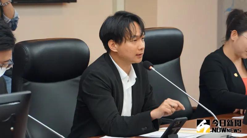 ▲台北市議會民眾黨黨團總召陳宥丞呼籲市政議題上別再「拉柯打蔣」。（圖／記者呂炯昌攝，2024.04.24）