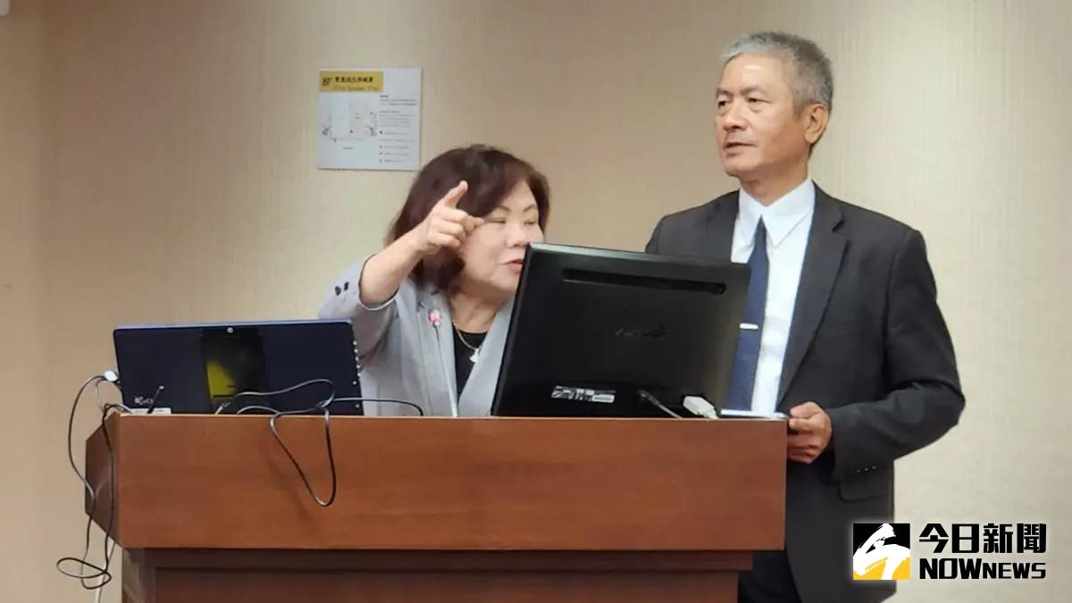 ▲勞動部長許銘春（左）今（25）日表示，正規劃取消僑外生評點制名額上限、研議新增僑外生個人工作許可制，放寬僑外生留台就業限制。（圖／記者李琦瑋攝，2024.04.25）