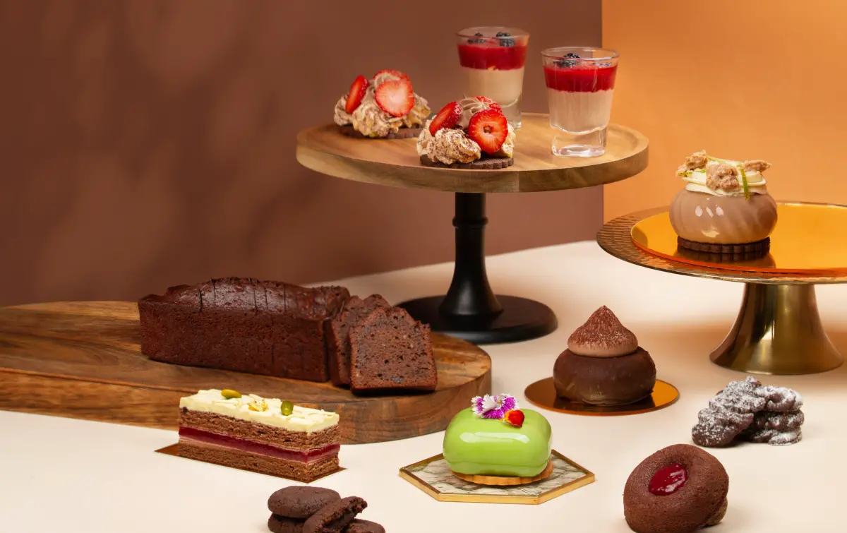 ▲「漢來海港」甜點季又到來，此次邀請來自日本的米其林星級主廚－昆布智成來台客座，以巧克力為創作發想，推出「巧遇甜點季」，明（26）日開始全台7家海港餐廳都吃得到10款獨有甜點。（圖／漢來海港提供）