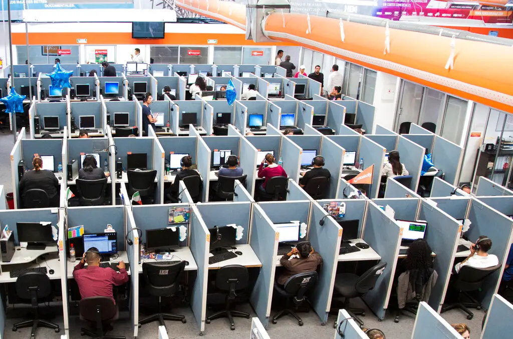 ▲日本軟銀正在研發名為「情緒消除（emotion-cancelling）」的AI通話技術，不是為了取代客服，而是要讓激動的客人來電時語氣聽起來變得比較溫和，藉此保護客服人員。客服中心示意圖。（圖／美聯社／達志影像）