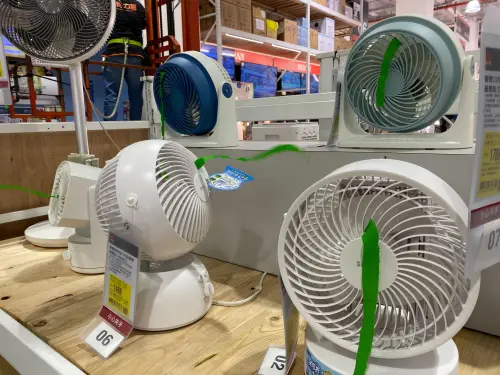 ▲說到開冷氣時能幫助省電的最強神隊友,大家都會想到循環扇,風扇葉片多省電還是葉片少省電?專家解答了。(圖/記者徐銘穗攝) ▲說到開冷氣時能幫助省電的最強神隊友,大家都會想到循環扇,風扇葉片多省電還是葉片少省電?專家解答了。(圖/記者徐銘穗攝)