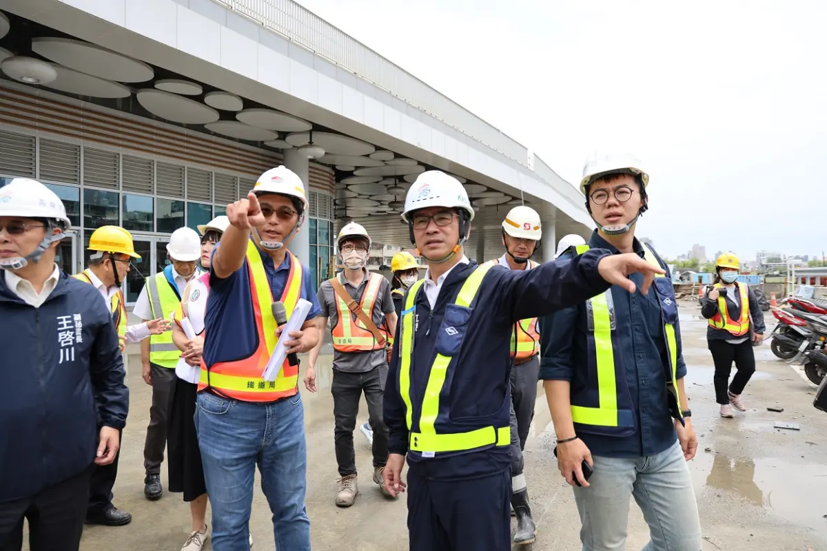 ▲立委李昆澤今天召開「高雄火車站停車場動線研商及現勘」，邀集高雄市議長康裕成、副議長曾俊傑等高雄市民代針對車站未來進出站動線、與周邊商圈之連結通道，規劃進行討論及研商。（圖／立委李昆澤辦公室提供）