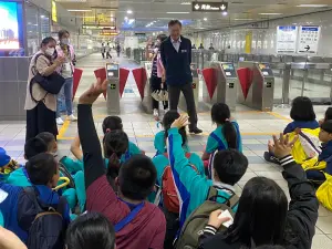 ▲捷運局副局長吳嘉昌致贈紀念一卡通給每位學童，歡迎大家多加搭乘捷運及輕軌。（圖／高捷公司提供）