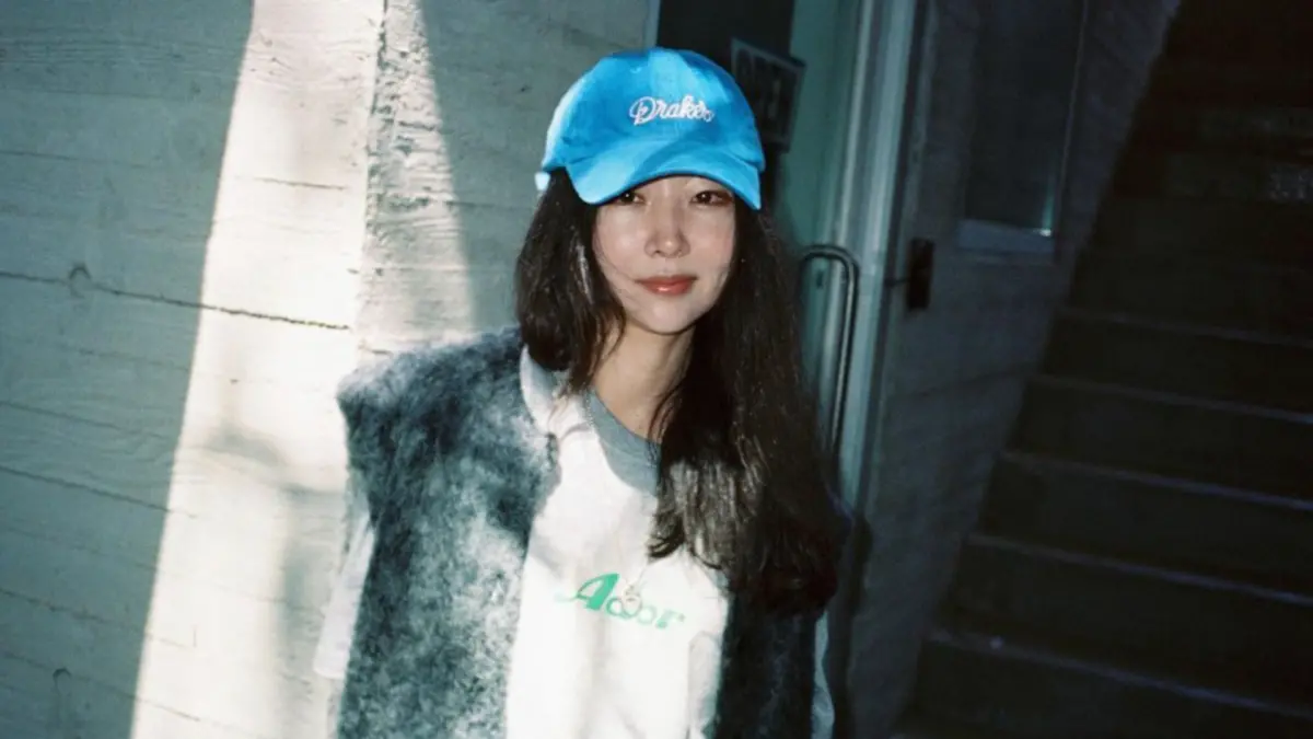 ▲閔熙珍控訴HYBE旗下團體ILLIT抄襲NewJeans，ILLIT的創意總監許世連在IG上傳中指照表達不滿。（圖／IG min.hee.jin）