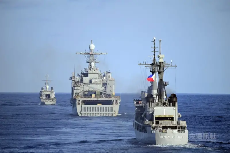 ▲法國巡防艦「葡月號」（左）、美國船塢登陸艦「哈泊斯費里號」（中）、菲律賓近海巡邏艦「艾卡拉茲號」（右）和船塢登陸艦「南納卯號」25日展開為期5天的美菲法多邊海上演習。（圖／中央社特約記者Edward Bungubung攝 113年4月25日）