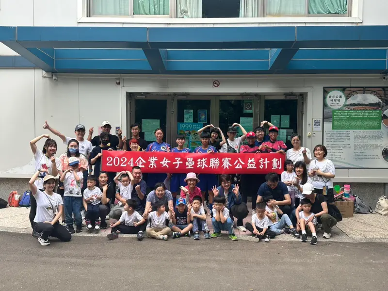 申皓瑋、陳韋霖攜手參與企業女壘公益活動　幫助幼兒體驗打球樂趣