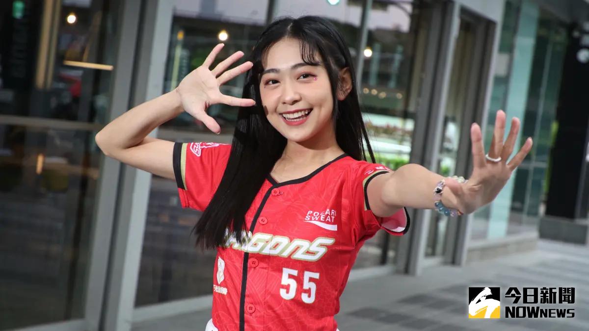 ▲味全龍啦啦隊「小龍女」成員小蛙過去在選秀節目《DD52》出道，怎料那時的她窮到戶頭只剩400元，完全不敢跟爸爸媽媽說，談到此事讓她忍不住紅了眼眶。（圖／記者陳明中攝影）